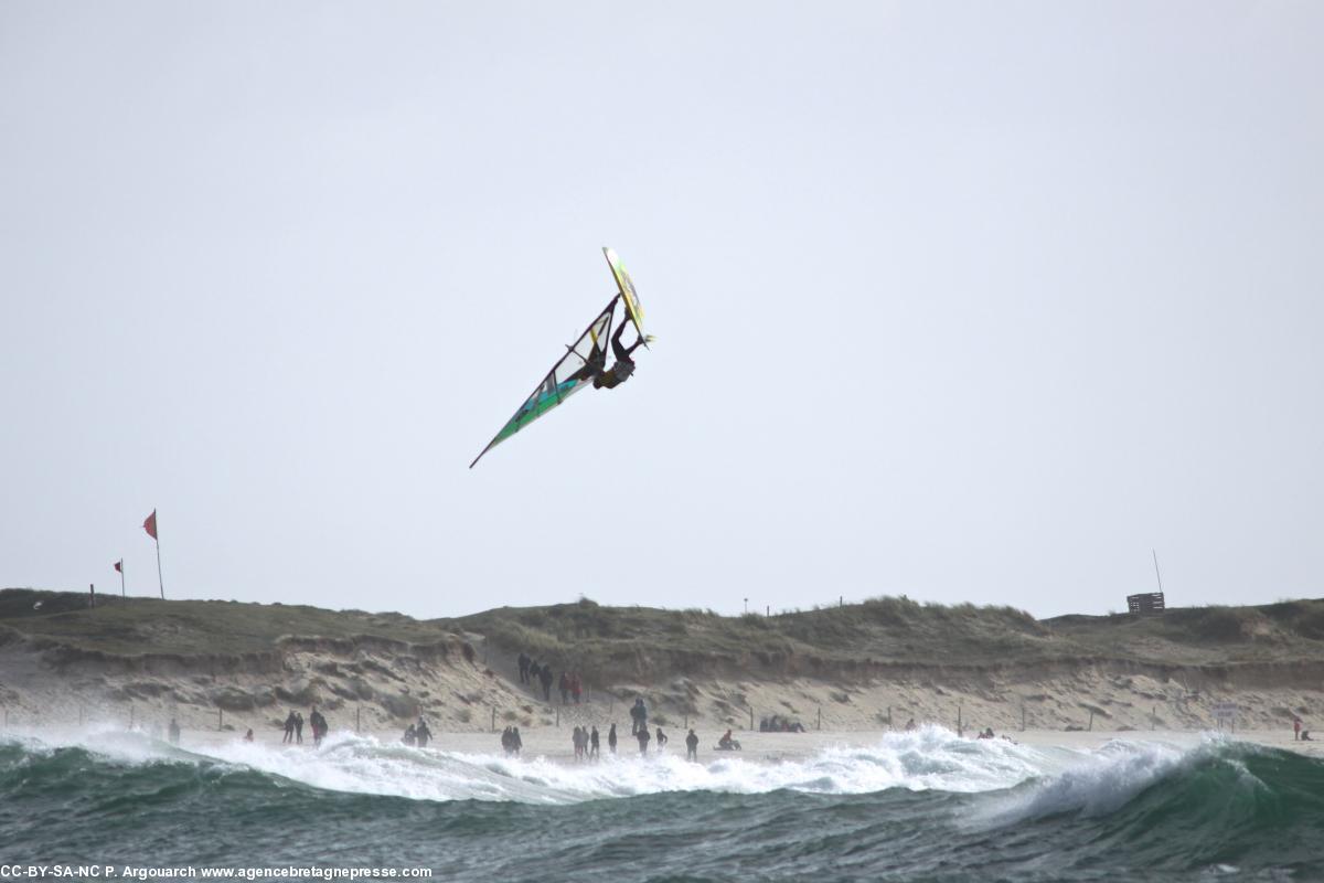 Ricardo Campello s'envoie en l'air. Un saut peut-être de 10 mètres ! Ricardo Campello s'envoie en l'air. Un saut peut-être de 10 mètres !