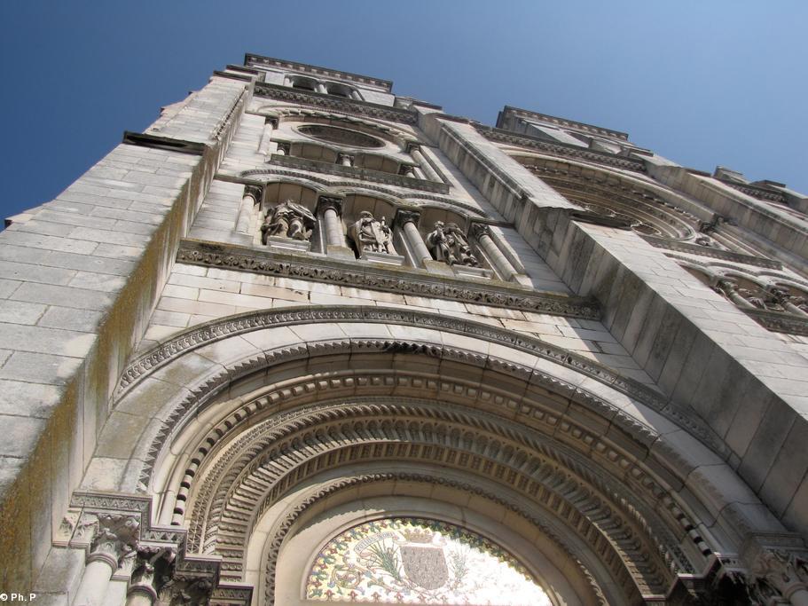 Le tympan du portail de gauche est un semis d'hermines. Le tympan du portail de gauche est un semis d'hermines.