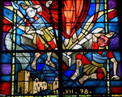 Un vitrail de Van Guy avec certaines ressemblances. Un vitrail de Van Guy avec certaines ressemblances.