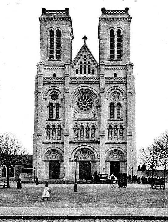 La façade de la basilique Saint Donatien avant qu'une statue de Jeanne d'Arc soit installée devant la façade en 1906... Du temps des fiacres et avant les voitures... La façade de la basilique Saint Donatien avant qu'une statue de Jeanne d'Arc soit installée devant la façade en 1906... Du temps des fiacres et avant les voitures...
