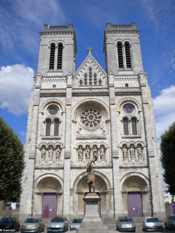 La façade de la basilique, sur la place des Enfants Nantais, au centre de laquelle est érigée en 1906 une statue équestre de Jeanne d'Arc signée Charles-Auguste Lebourg (1829-1906). Gwendal La façade de la basilique, sur la place des Enfants Nantais, au centre de laquelle est érigée en 1906 une statue équestre de Jeanne d'Arc signée Charles-Auguste Lebourg (1829-1906). Gwendal
