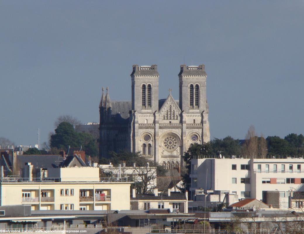 La basilique saint Donatien vue du 3e étage de la tour de Bretagne. La basilique saint Donatien vue du 3e étage de la tour de Bretagne.