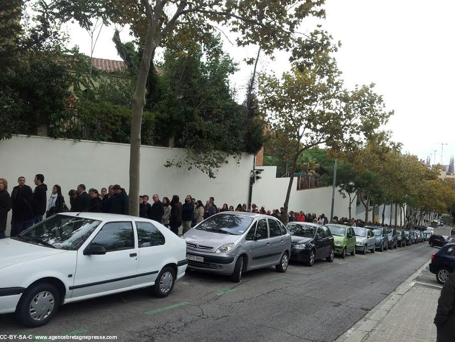 Longue file près de parc Guel à Barcelone.