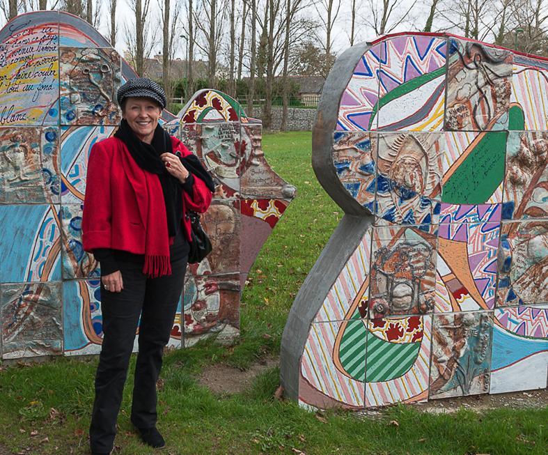 Marilyse Leroux, lauréate du Prix de Poésie des Ecrivains Bretons 2014, devant le mur aux poèmes du "Village en poésie" Saint-Brice-en-Coglès.