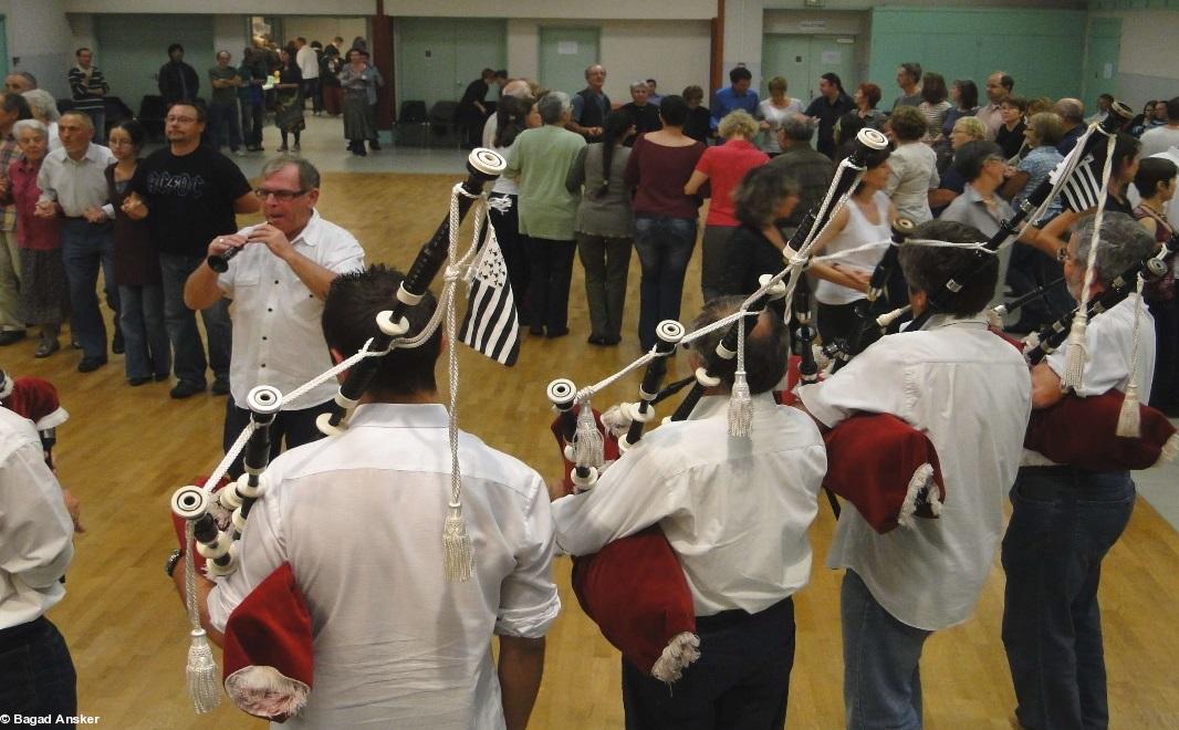 Bagad Ansker en fest noz dans la salle de la Gemmetrie (photo du site). Bagad Ansker en fest noz dans la salle de la Gemmetrie (photo du site).