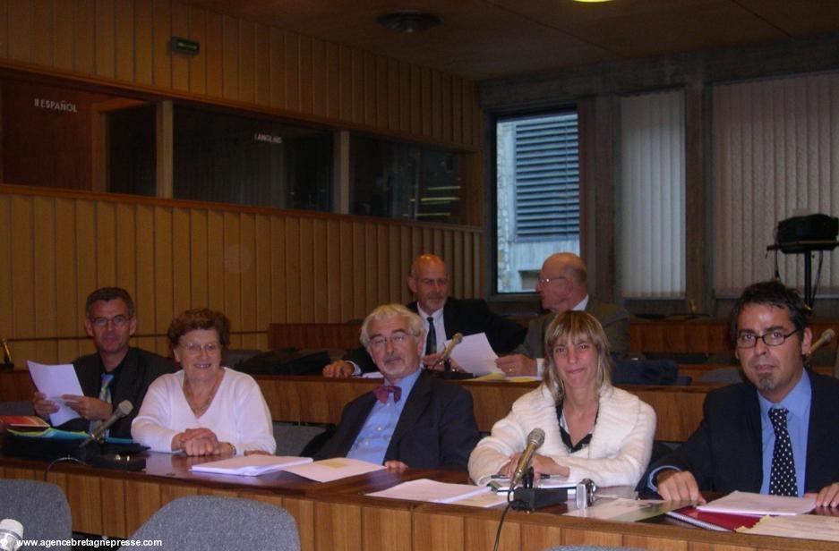 Rencontre avec Mme Gay Mac Dougall, l'experte indépendante de l'ONU, à l'UNESCO le 20 septembre 2007. Membres de l'ICB, du CCB, de Bretagne Réunie et Galv Karaez. Sur la droite 2 délégués basques.