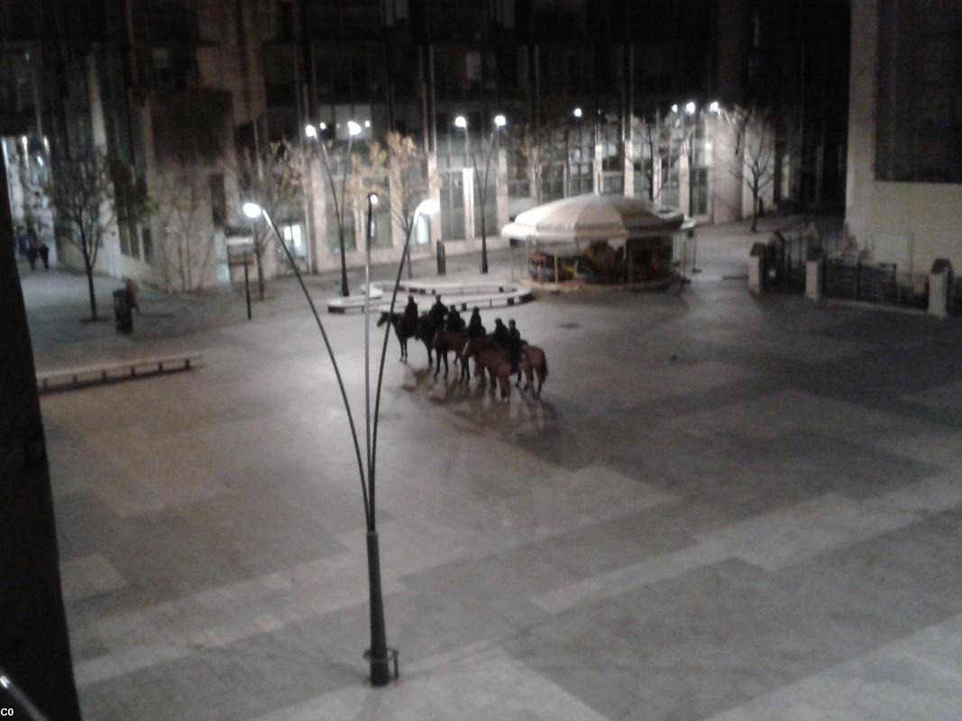 À Saint-Denis ce matin (13 novembre à 7 h 10) sur le parvis de la basilique.