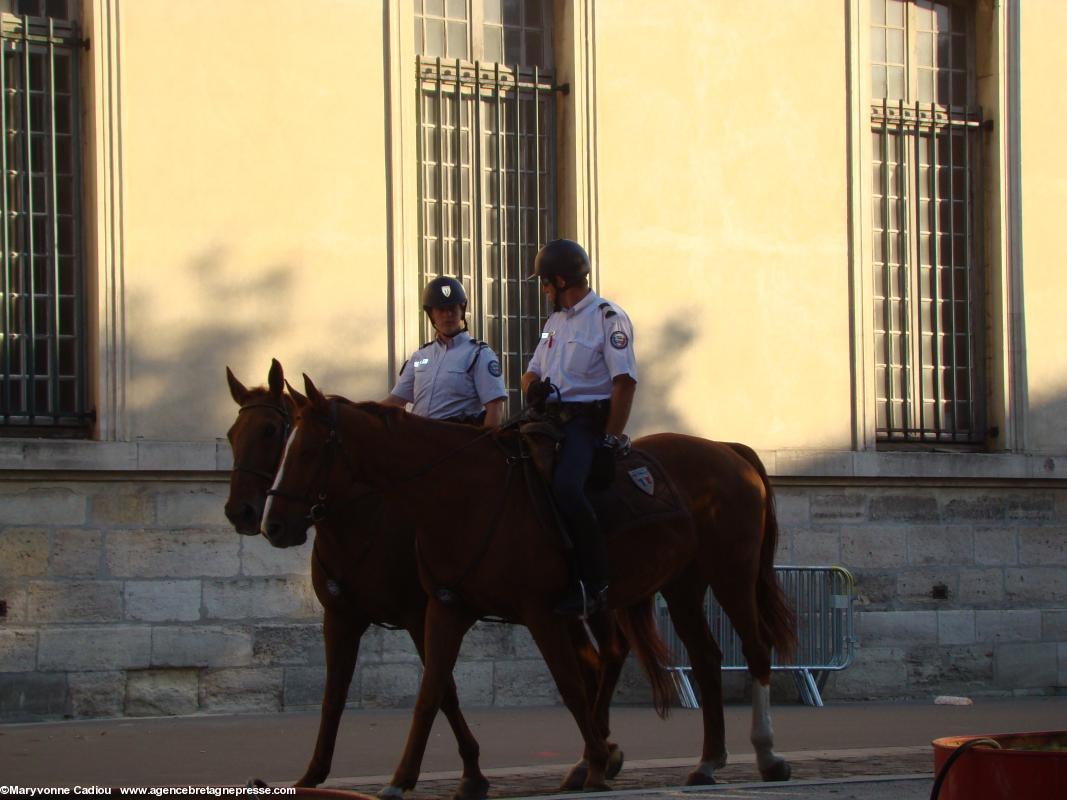 Il est vrai qu'à Saint-Denis la police est <i>montée</i>. (Ph. 29 sept. 2011).
