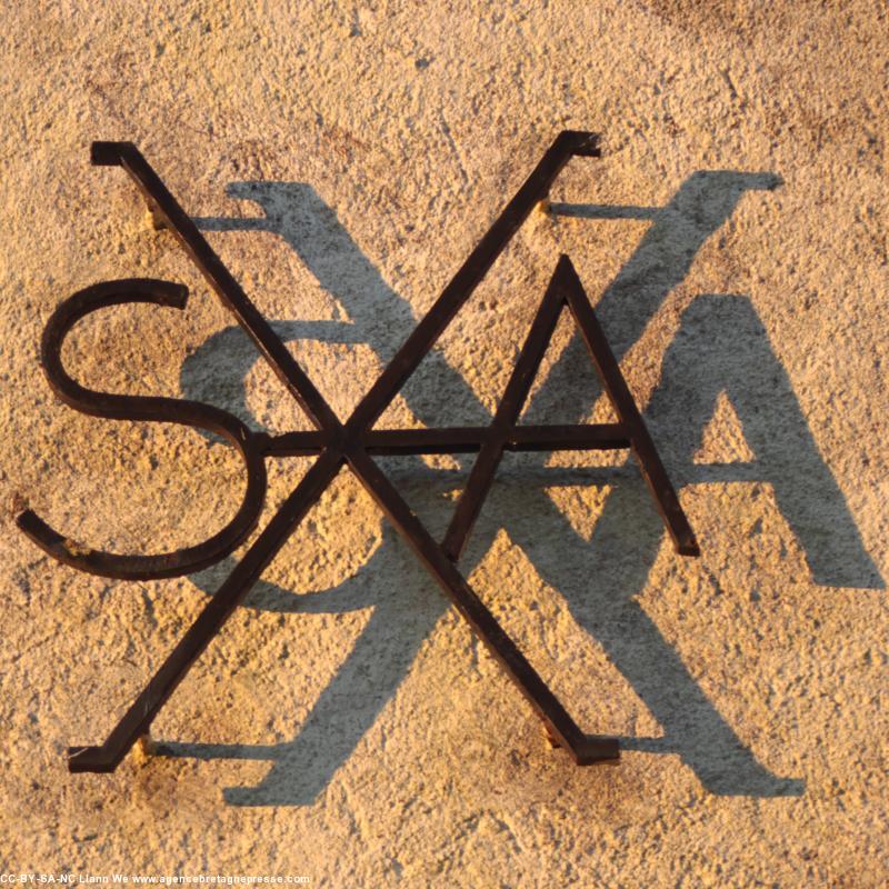 Croix de Saint-André, façade de la chapelle Saint-André, à Bouvron en Loire-Atlantique. Le drapeau écossais étant la croix de Saint-André bleu clair sur fond blanc. Croix de Saint-André, façade de la chapelle Saint-André, à Bouvron en Loire-Atlantique. Le drapeau écossais étant la croix de Saint-André bleu clair sur fond blanc.