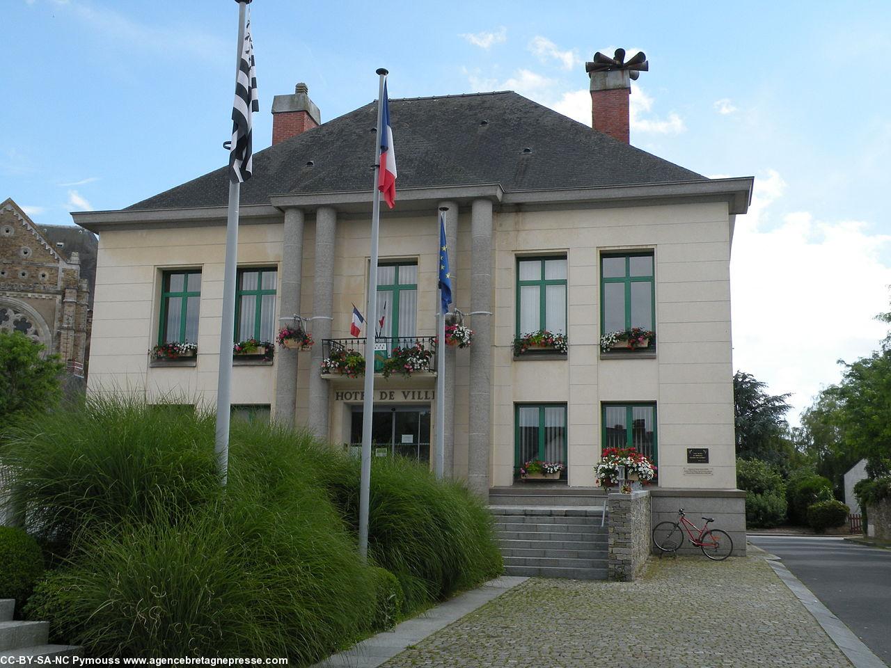 Bouvron est une des nombreuses villes de Loire-Atlantique à arborer le drapeau breton à la mairie. Bouvron est une des nombreuses villes de Loire-Atlantique à arborer le drapeau breton à la mairie.
