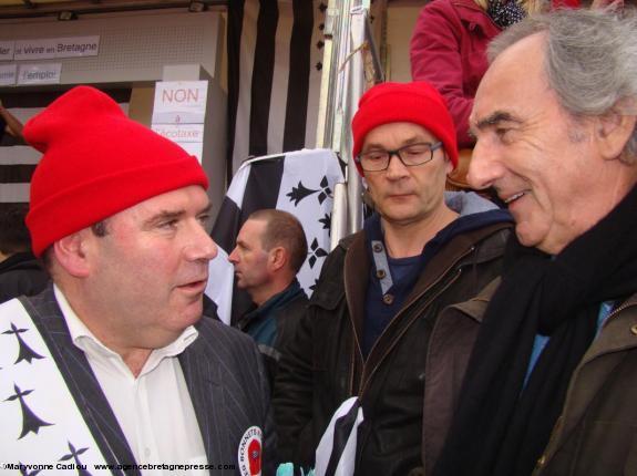 Le 2 novembre 2013 à Quimper lors du premier grand rassemblement des Bonnets Rouges il félicite Christian Troadec en bas du podium. Le 2 novembre 2013 à Quimper lors du premier grand rassemblement des Bonnets Rouges il félicite Christian Troadec en bas du podium.