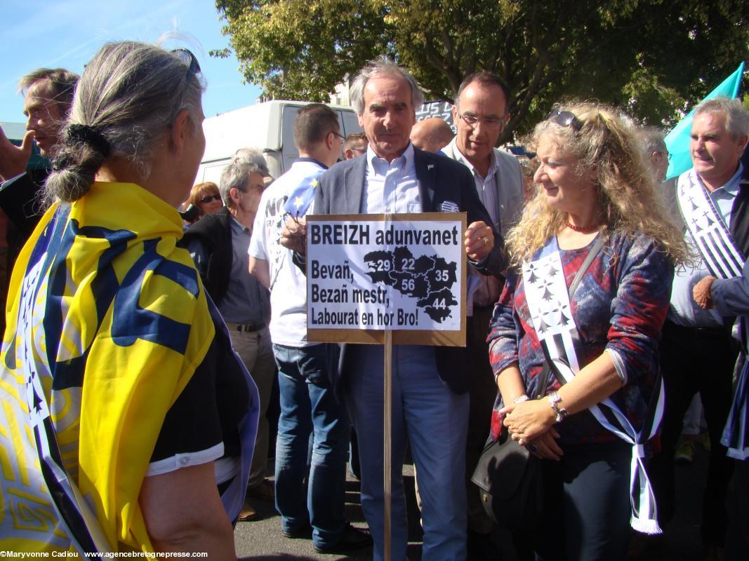 Présent à Nantes pour la manifestation Réunification du le 27 septembre 2014, il a choisi sa pancarte. http://www.agencebretagnepresse.com/id=35303 Présent à Nantes pour la manifestation Réunification du le 27 septembre 2014, il a choisi sa pancarte. http://www.agencebretagnepresse.com/id=35303