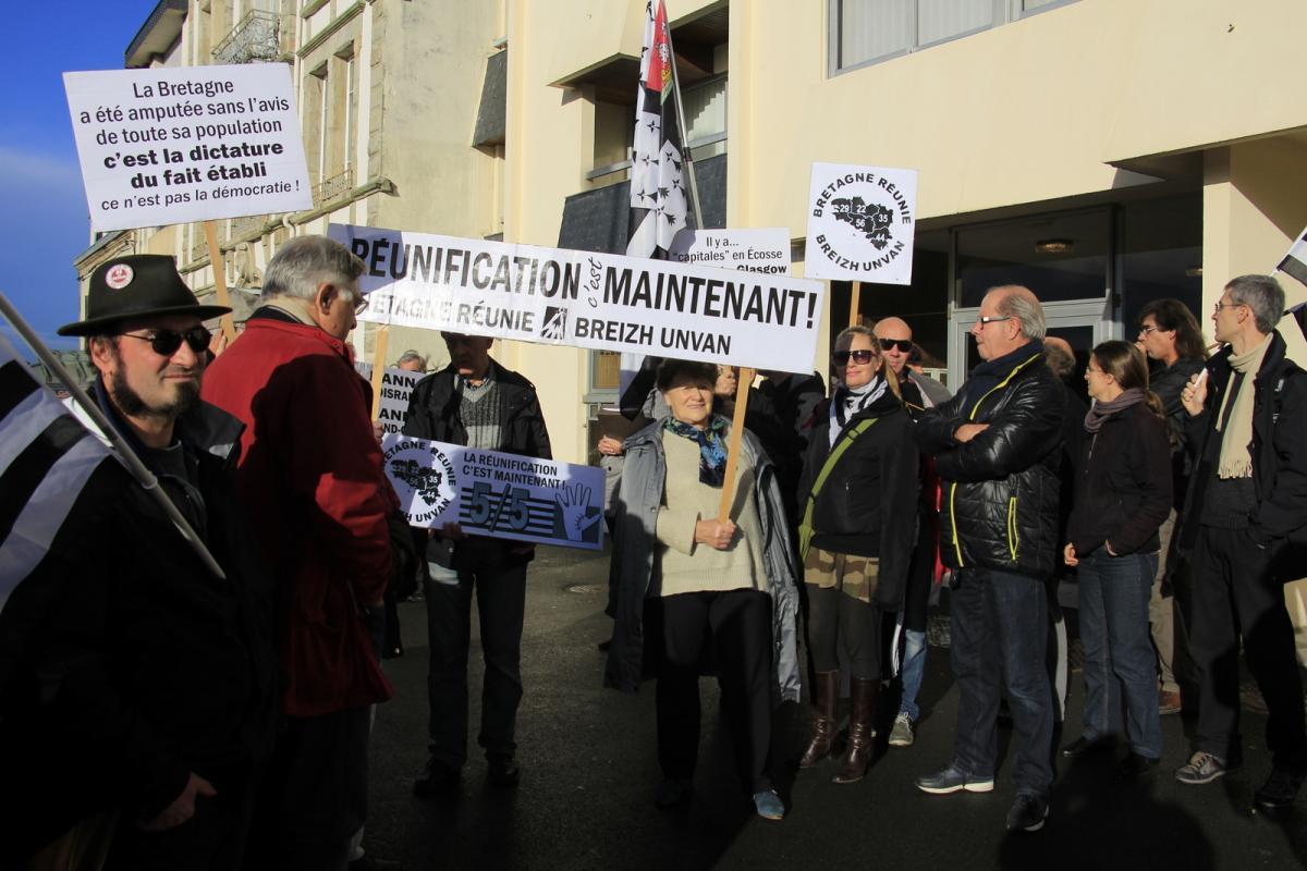 Rassemblement devant la permanence du Député Jean-Jacques URVOAS à Quimper samedi 15 novembre 2014