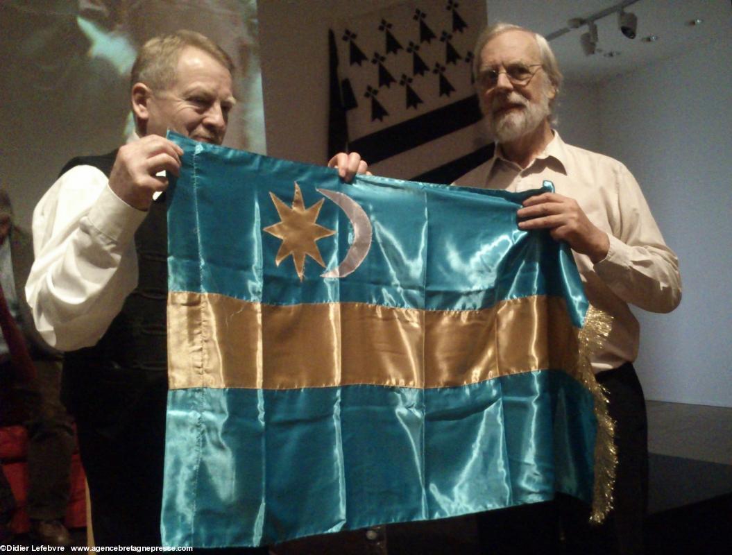 Le Hongrois Miklós Patrubány offre le drapeau des Sicules de Roumanie à Patrick Malrieu pour la Bretagne. Colloque de l'ICB 15 nov. 2014. Le Hongrois Miklós Patrubány offre le drapeau des Sicules de Roumanie à Patrick Malrieu pour la Bretagne. Colloque de l'ICB 15 nov. 2014.