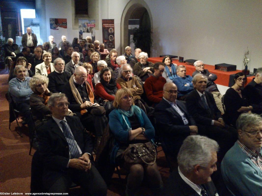 Cérémonie des Hermines. Le public dans l'attente de la retransmission, salle de la tour du Fer à cheval Cérémonie des Hermines. Le public dans l'attente de la retransmission, salle de la tour du Fer à cheval
