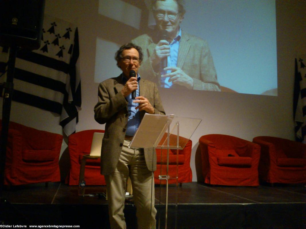 Jean-Jacques Monnier expose l'histoire des Bretons unis à travers 13 révoltes. Colloque de l'ICB 15 nov. 2014. Jean-Jacques Monnier expose l'histoire des Bretons unis à travers 13 révoltes. Colloque de l'ICB 15 nov. 2014.
