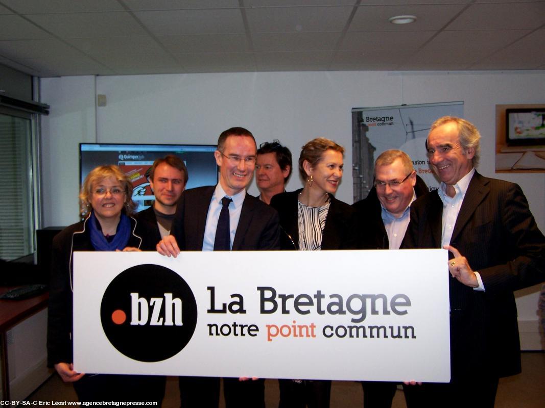 Conférence de presse Cantine numérique de Quimper 26-11-14
Passage à l'extension .bzh des sites Internet de Quimper et de Vannes
Isabelle Le Bal, Nicolas Le Gonidec, David Lesvenan, Loïc Larnicol, Anne Le Dirach, Jakez Bernard, Patrick Mahé