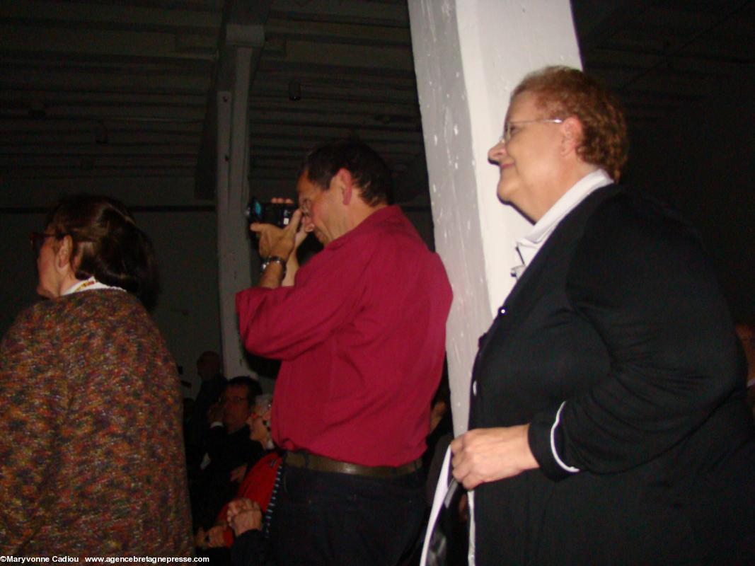 Jacqueline Le Guen-Le Caudey révise le film de sa présentation de l'ICB. Auprès de Yves Priou. Jacqueline Le Guen-Le Caudey révise le film de sa présentation de l'ICB. Auprès de Yves Priou.