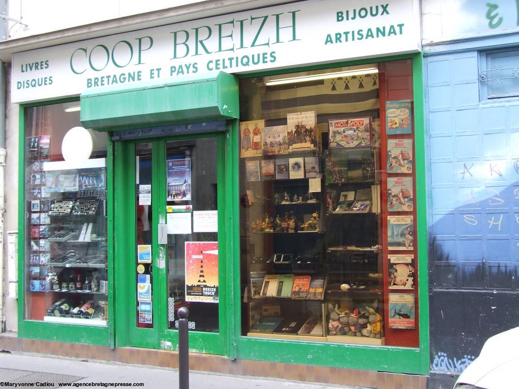 La librairie <i>Coop Breizh</i> de Paris, rue du Maine, tenue par Jacqueline Le Guen depuis 1973 ! Ph. sept. 2012. La librairie <i>Coop Breizh</i> de Paris, rue du Maine, tenue par Jacqueline Le Guen depuis 1973 ! Ph. sept. 2012.