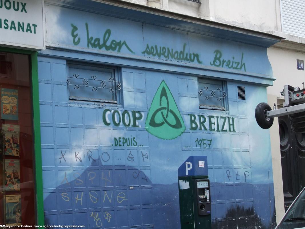 La librairie <i>Coop Breizh</i> de Paris, rue du Maine, local annexe. Ph. sept. 2012. La librairie <i>Coop Breizh</i> de Paris, rue du Maine, local annexe. Ph. sept. 2012.
