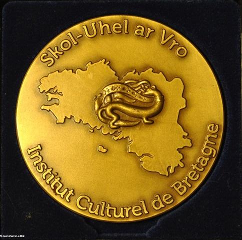 La Médaille de l'Institut culturel, avers, copiée du site des Bonnets rouges. La Médaille de l'Institut culturel, avers, copiée du site des Bonnets rouges.