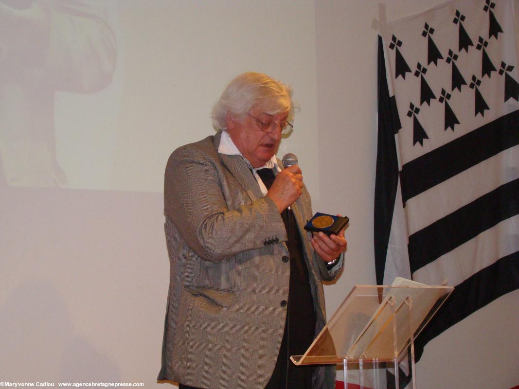 Hervé Le Borgne fait son discours après avoir reçu la médaille de l'Institut culturel pour les actions des Bonnets Rouges de ce XXIe siècle. Cérémonie des Hermines 2014. Nantes. Hervé Le Borgne fait son discours après avoir reçu la médaille de l'Institut culturel pour les actions des Bonnets Rouges de ce XXIe siècle. Cérémonie des Hermines 2014. Nantes.