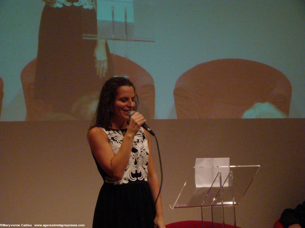 Clarisse Lavanant chante <i>J'avais 5 enfants</i> puis le <i>Bro Gozh va Zadoù</i>, à 18 h 26. Cérémonie des Hermines 2014. Nantes. Clarisse Lavanant chante <i>J'avais 5 enfants</i> puis le <i>Bro Gozh va Zadoù</i>, à 18 h 26. Cérémonie des Hermines 2014. Nantes.