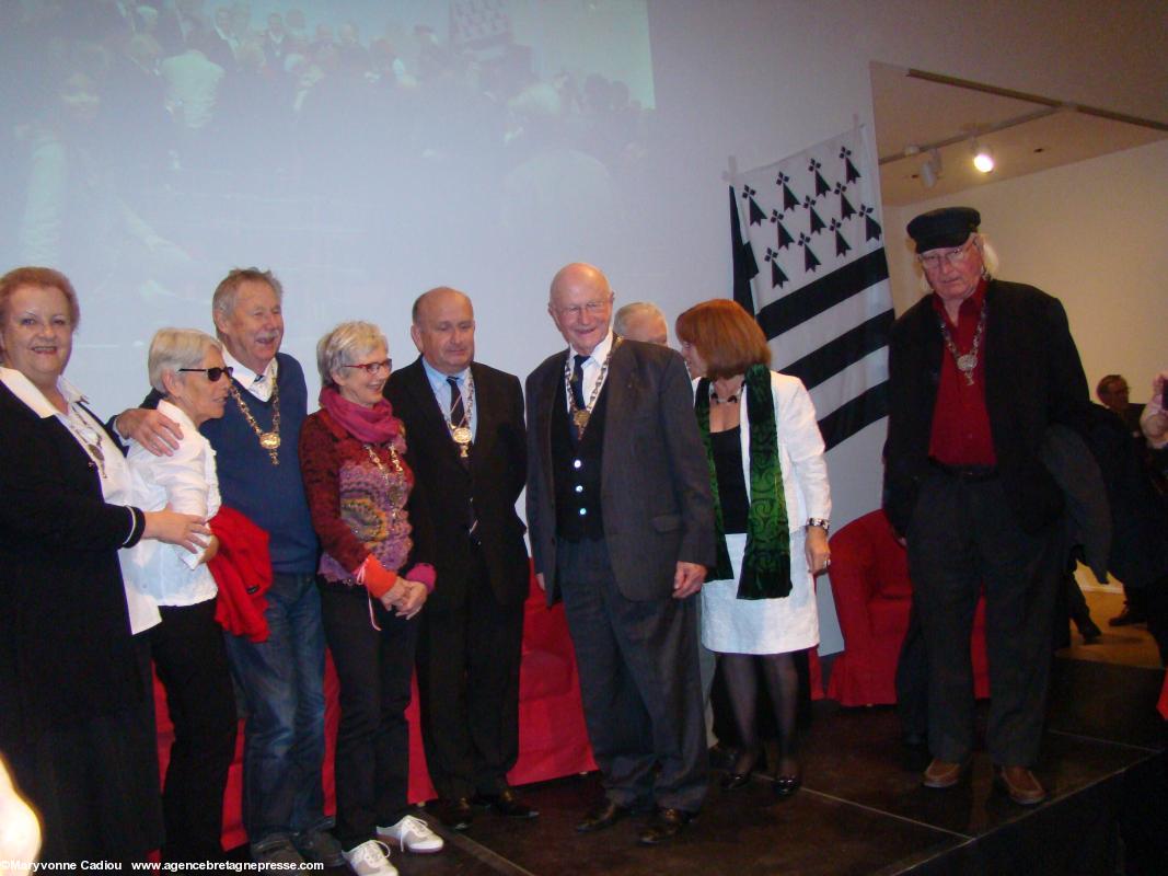Les herminés présents... ici Viviane Hélias, en blanc à gauche, Lena Louarn et Yannick Baron viennent sur scène. Les herminés présents... ici Viviane Hélias, en blanc à gauche, Lena Louarn et Yannick Baron viennent sur scène.