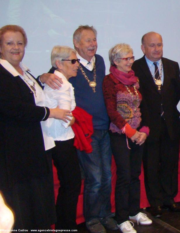 Gros plan. Toutes et tous, souvent des amis de longue date, contents de se retrouver. Gros plan. Toutes et tous, souvent des amis de longue date, contents de se retrouver.