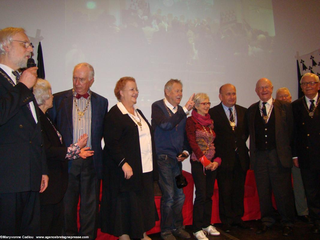 Les herminés présents... Jean-Pierre Vincent s'est glissé derrière, entre Yves Lainé et Per Locquet. Les herminés présents... Jean-Pierre Vincent s'est glissé derrière, entre Yves Lainé et Per Locquet.