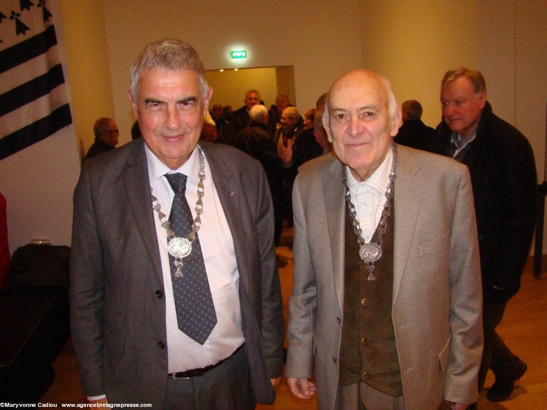 Contents de se retrouver. Jean-Bernard Vighetti a chaleureusement serré la main de Per Lemoine, juste avant cette photo. Contents de se retrouver. Jean-Bernard Vighetti a chaleureusement serré la main de Per Lemoine, juste avant cette photo.