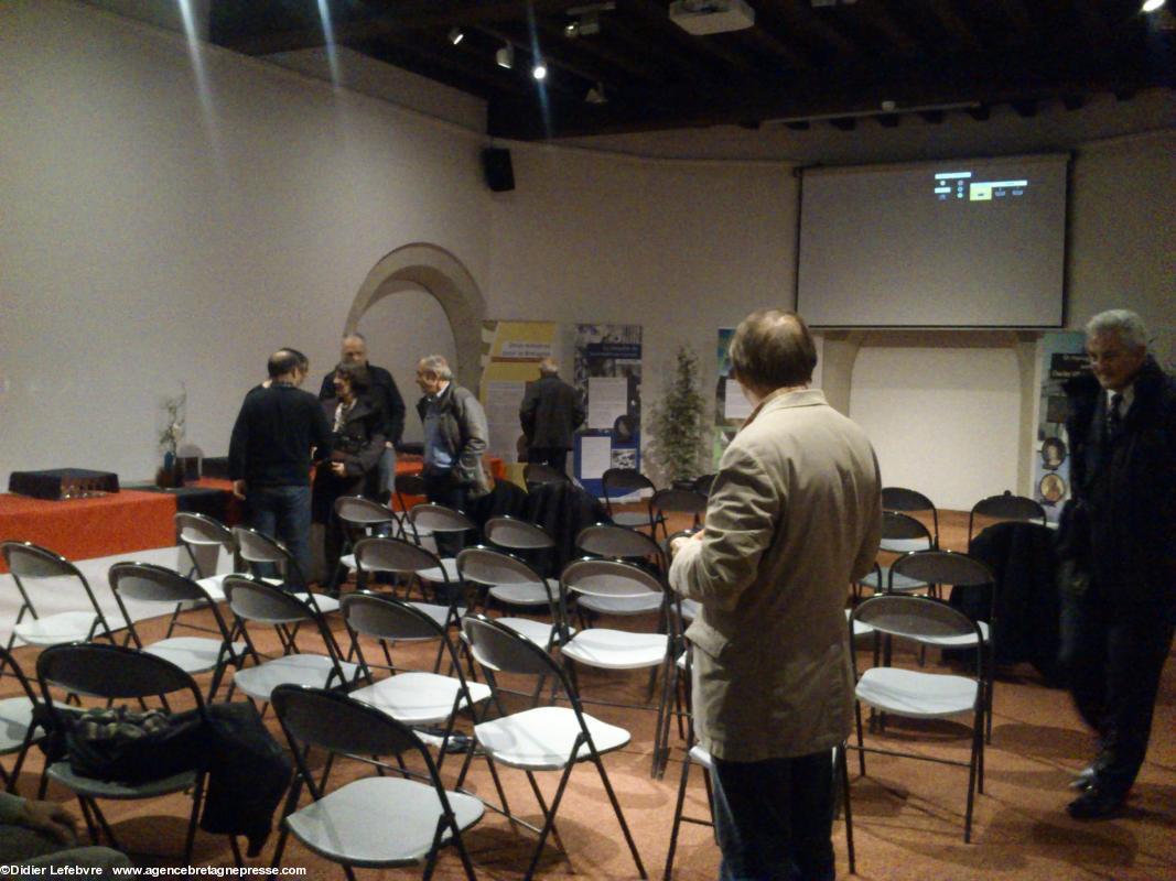 Salle du Fer à cheval. À 16 h 45 personne n'écoute plus... Cérémonie des Hermines 2014. Nantes. Salle du Fer à cheval. À 16 h 45 personne n'écoute plus... Cérémonie des Hermines 2014. Nantes.