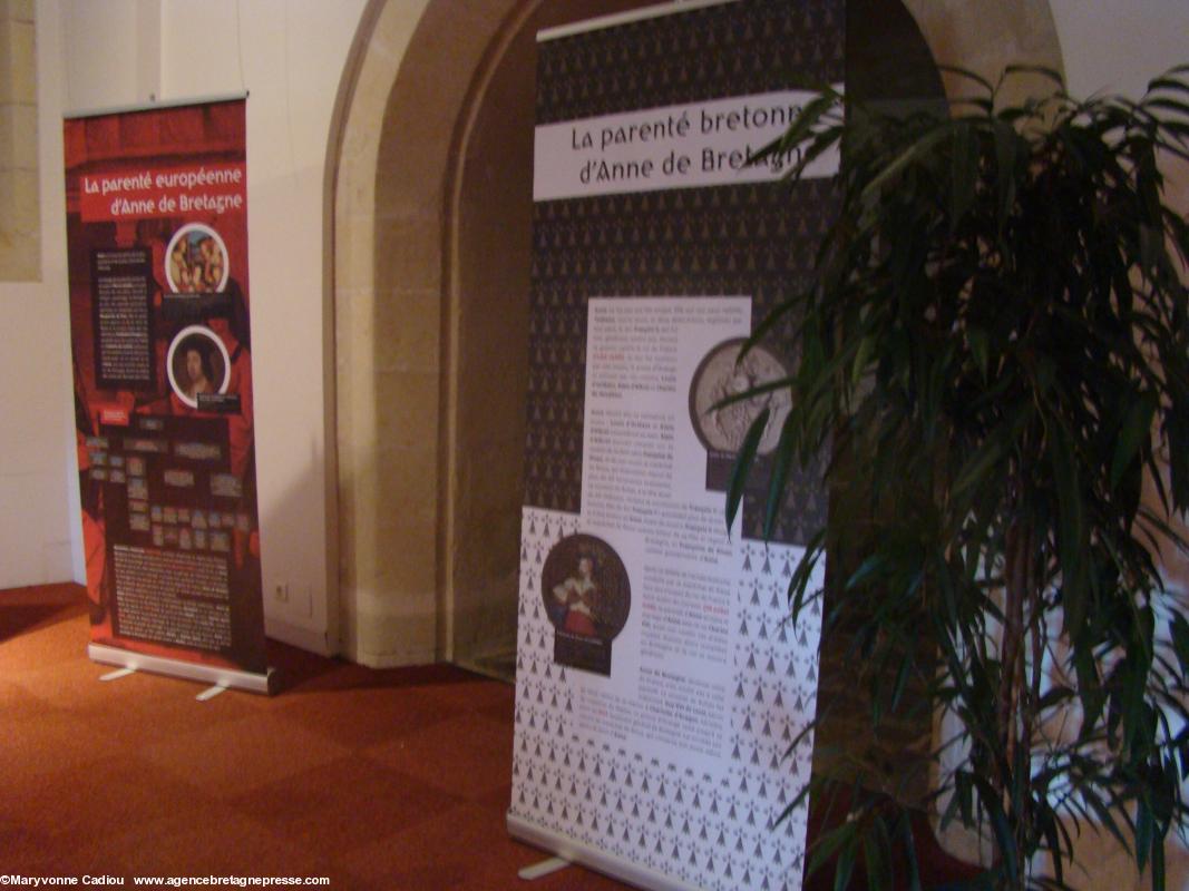 Quatre panneaux de la petite exposition Anne de Bretagne du printemps au château remisés dans cette salle. Quatre panneaux de la petite exposition Anne de Bretagne du printemps au château remisés dans cette salle.