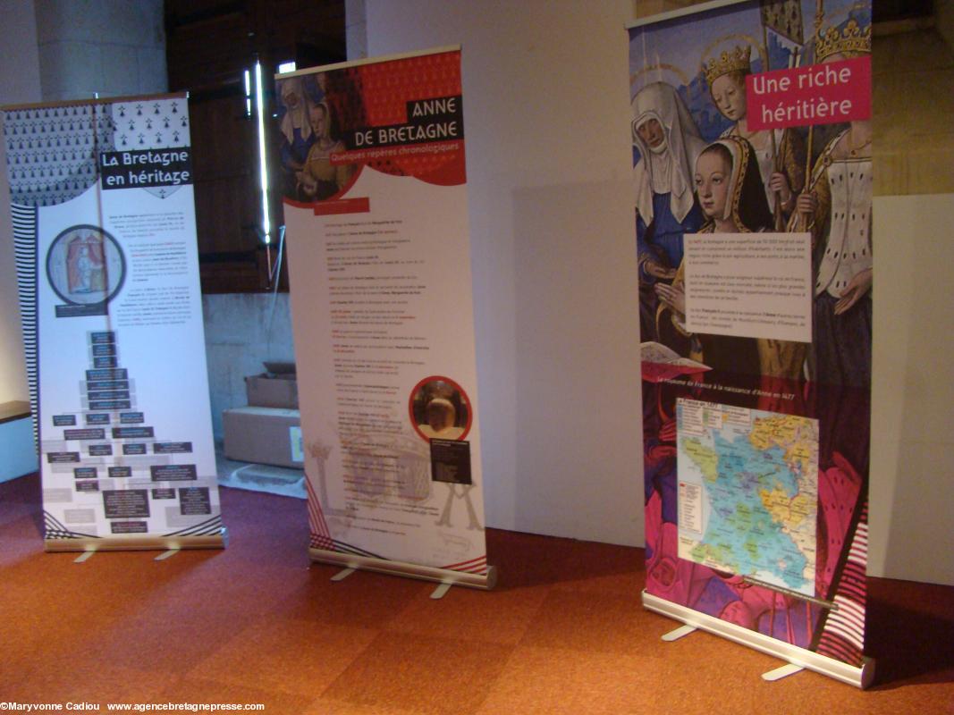 Panneaux de la petite exposition Anne de Bretagne du printemps au château remisés dans la salle du Fer à Cheval. Panneaux de la petite exposition Anne de Bretagne du printemps au château remisés dans la salle du Fer à Cheval.