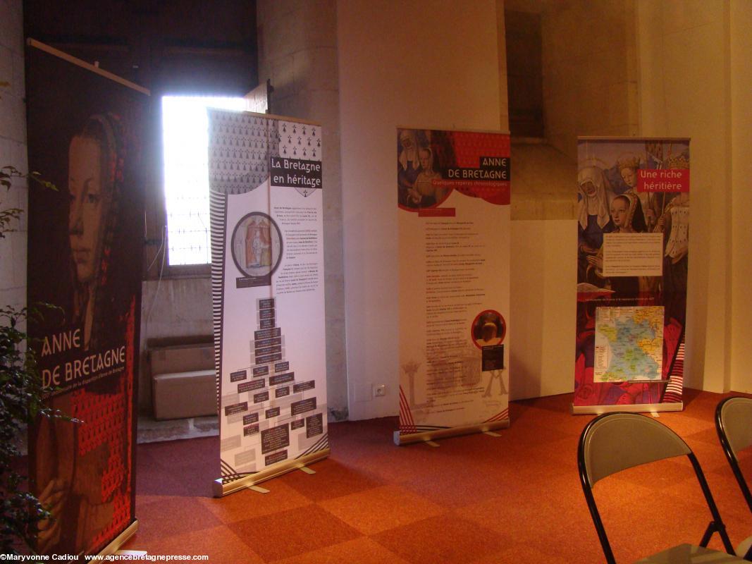 Panneaux de la petite exposition Anne de Bretagne du printemps au château remisés dans la salle du Fer à Cheval. Panneaux de la petite exposition Anne de Bretagne du printemps au château remisés dans la salle du Fer à Cheval.