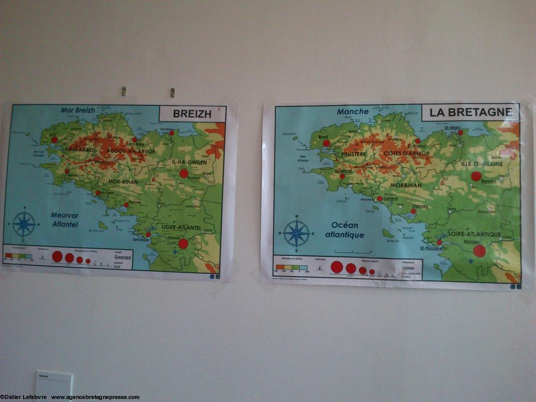 Dans la salle d'accueil du bâtiment du Harnachement, les cartes de géographie physique de la Bretagne, version en breton et en français, éditées par l'Institut culturel de Bretagne. Dans la salle d'accueil du bâtiment du Harnachement, les cartes de géographie physique de la Bretagne, version en breton et en français, éditées par l'Institut culturel de Bretagne.