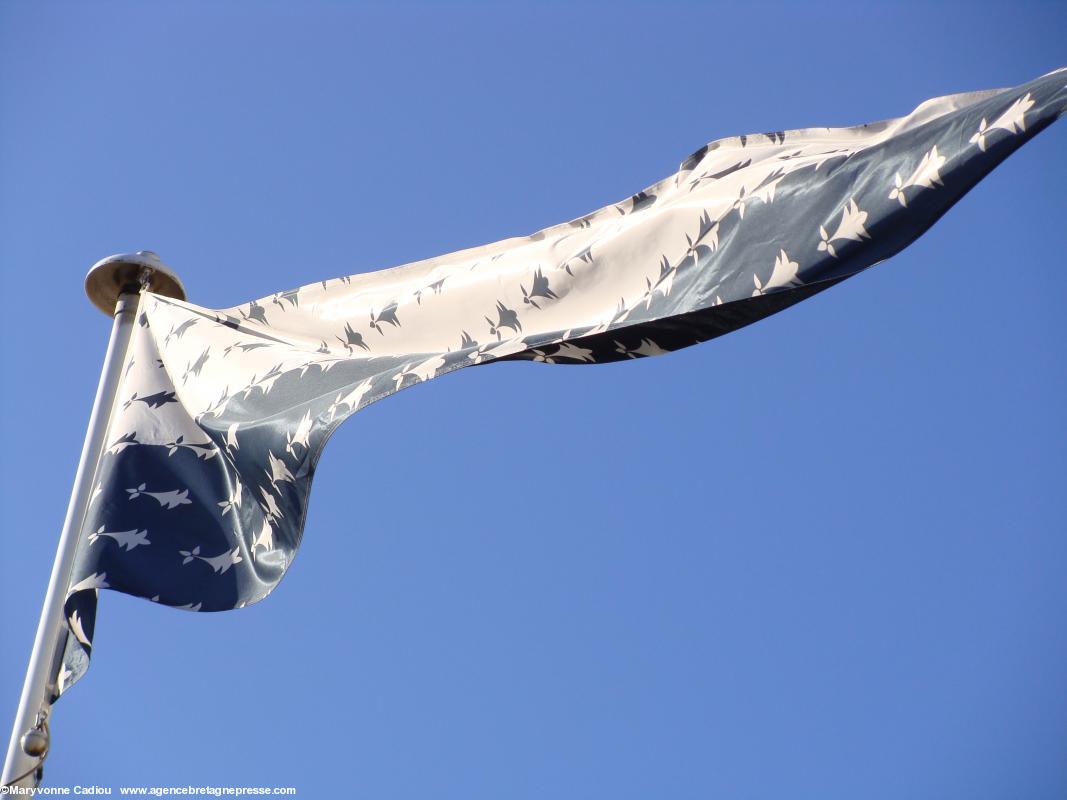 La flamme d'hermine-plain flotte sur les remparts parfois non nouée à son mât (fév. 2008). La flamme d'hermine-plain flotte sur les remparts parfois non nouée à son mât (fév. 2008).
