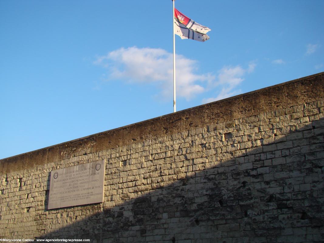 Le drapeau de la Ville de Nantes flotte sur le rempart sud. Le drapeau de la Ville de Nantes flotte sur le rempart sud.