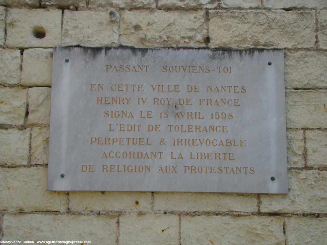 Plaque de la signature de l'Édit de Tolérance (dit édit de Nantes, perpétuel et irrévocable...) à Nantes par Henri IV en 1598. Plaque de la signature de l'Édit de Tolérance (dit édit de Nantes, perpétuel et irrévocable...) à Nantes par Henri IV en 1598.