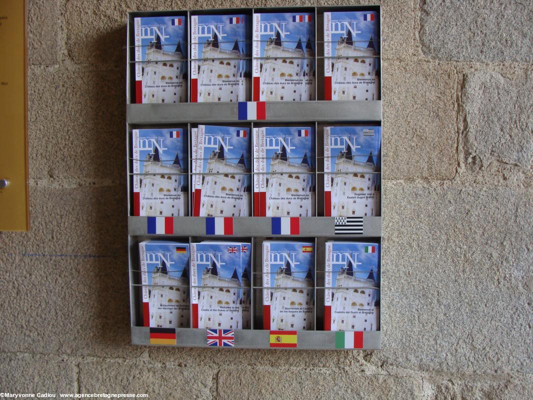 Les prospectus du château en plusieurs langues dont en breton. Juill. 2013. Les prospectus du château en plusieurs langues dont en breton. Juill. 2013.