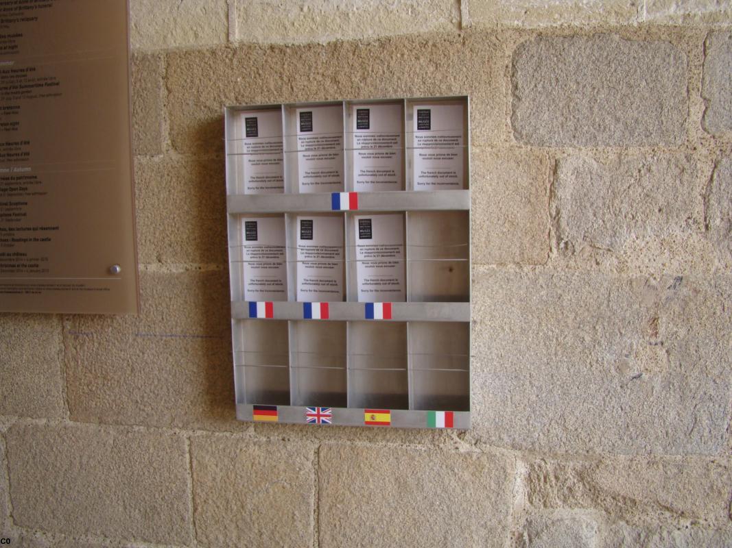 Maintenant la boite est vide de tous ses prospectus et le drapeau breton a été décollé... (ph. 15 nov. 2014). Maintenant la boite est vide de tous ses prospectus et le drapeau breton a été décollé... (ph. 15 nov. 2014).