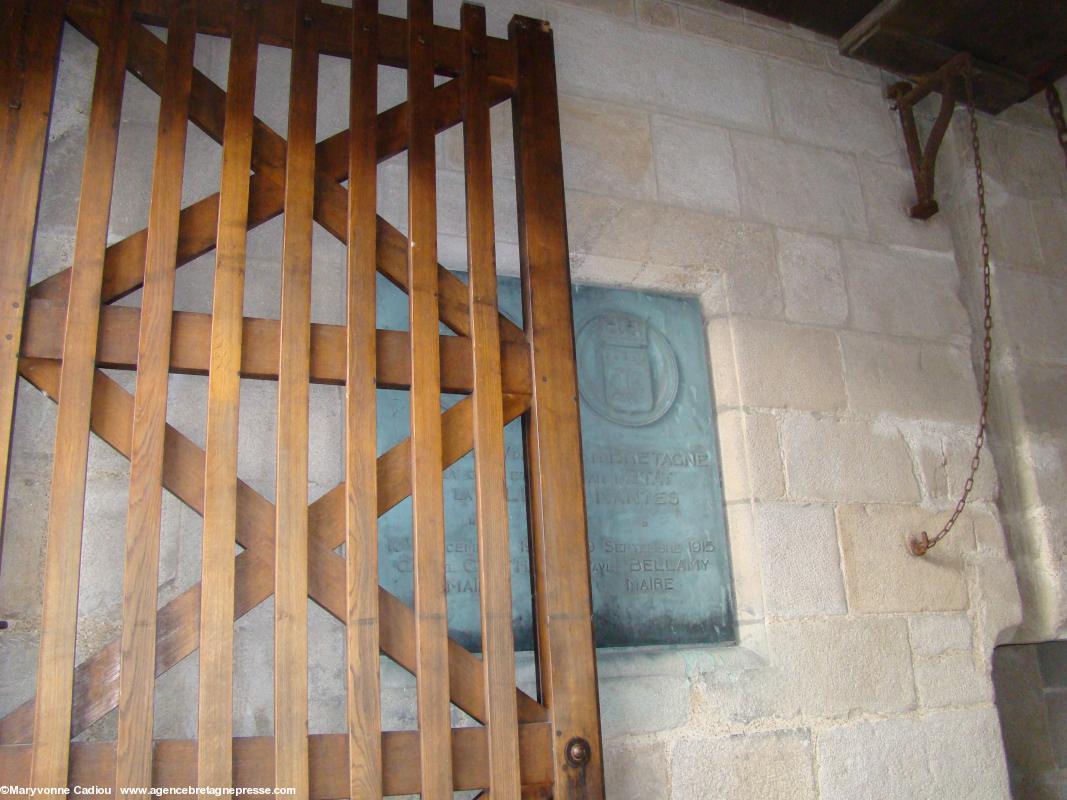 À gauche, la plaque est aussi masquée par la porte... Le château des ducs de Bretagne est cédé et remis par l'État à la ville de Nantes. En 1910 ? ou 1915 ? À gauche, la plaque est aussi masquée par la porte... Le château des ducs de Bretagne est cédé et remis par l'État à la ville de Nantes. En 1910 ? ou 1915 ?