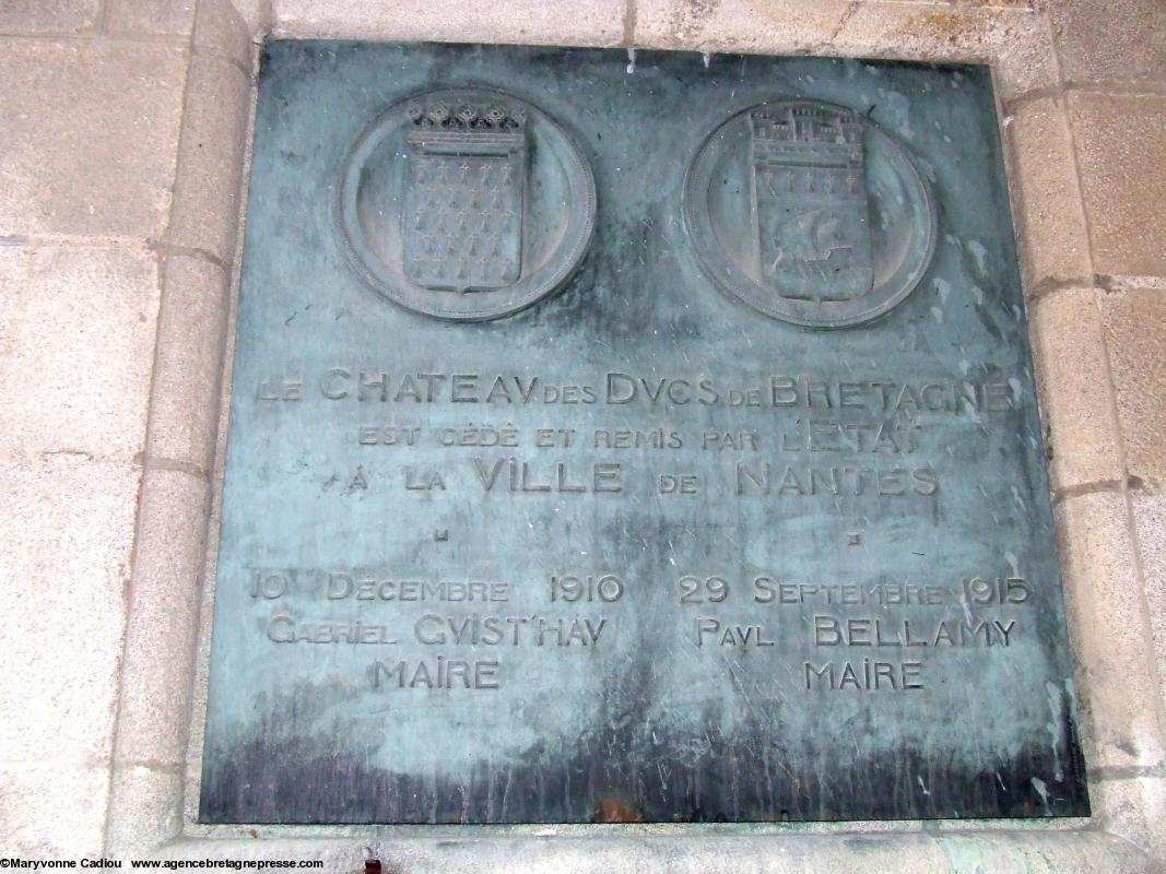 Plaque de cession du château des ducs de Bretagne découverte. Plaque de cession du château des ducs de Bretagne découverte.