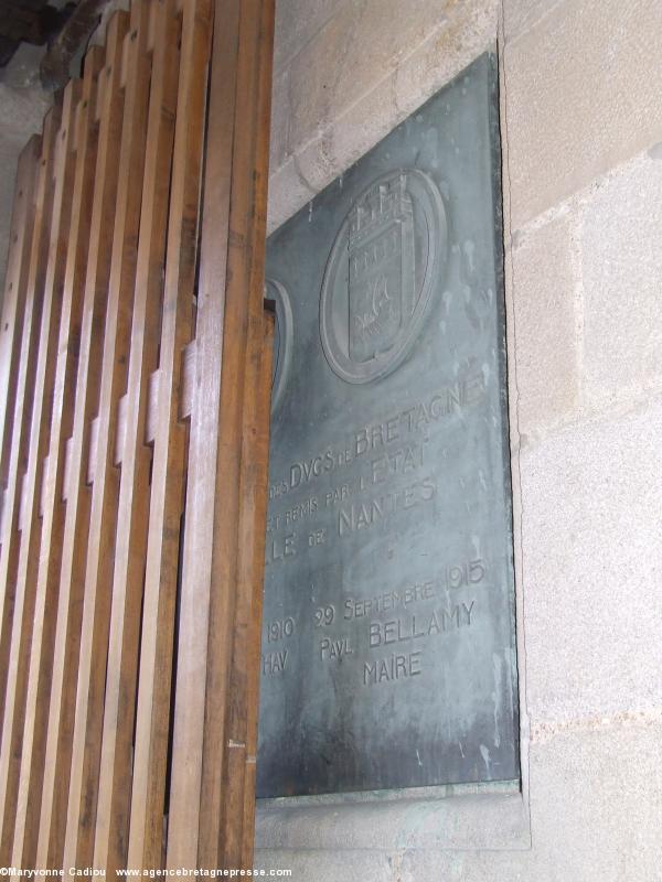 Plaque de cession du château des ducs de Bretagne, masquée par la porte en bois. Plaque de cession du château des ducs de Bretagne, masquée par la porte en bois.