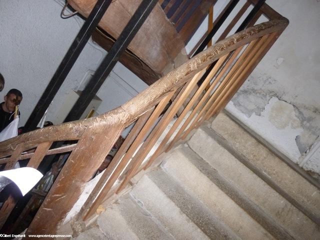 Noyades de Nantes. Des milliers de femmes, enfants, prêtres ont tenus la rampe en chêne de cet escalier, de l'Entrepôts des cafés, rue général La Moricière à Nantes. Noyades de Nantes. Des milliers de femmes, enfants, prêtres ont tenus la rampe en chêne de cet escalier, de l'Entrepôts des cafés, rue général La Moricière à Nantes.