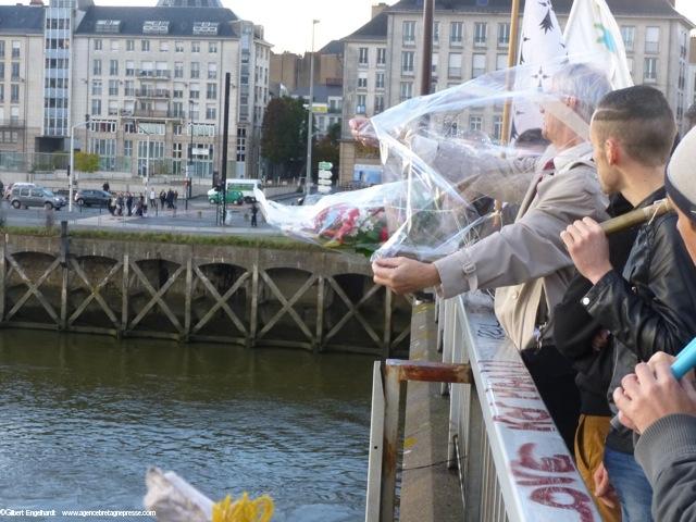 Noyades de Nantes. Lancer de gerbe du pont Anne de Bretagne contre le vent mais dans le sens du courant descendant. Noyades de Nantes. Lancer de gerbe du pont Anne de Bretagne contre le vent mais dans le sens du courant descendant.
