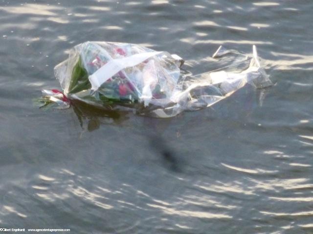 Noyades de Nantes, la gerbe au fil du courant. Noyades de Nantes, la gerbe au fil du courant.