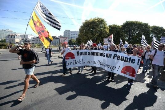 "Nous sommes un peuple"