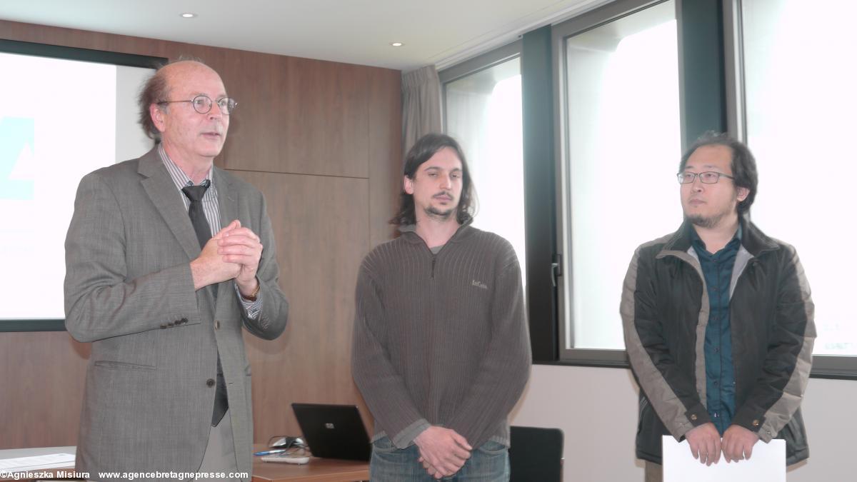Professeur Gilles Edan et jeunes chercheurs
