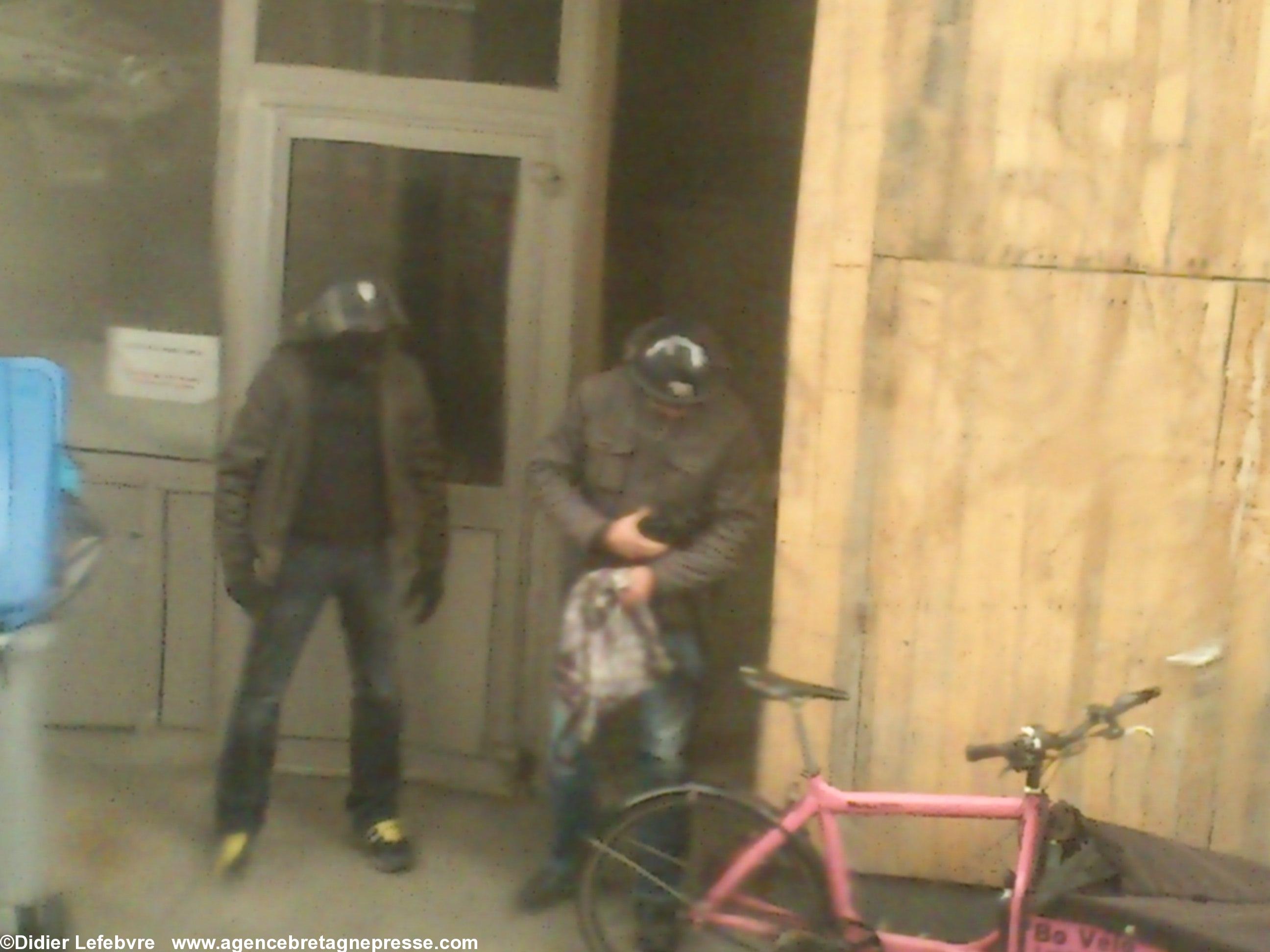 manifestation du 21 février 2015 à Nantes. Policiers en civil se préparant